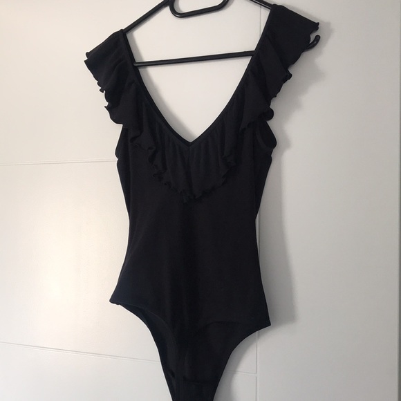 Black Ruffled V-neck Bodysuit | Aritizia | small - Picture 6 of 9